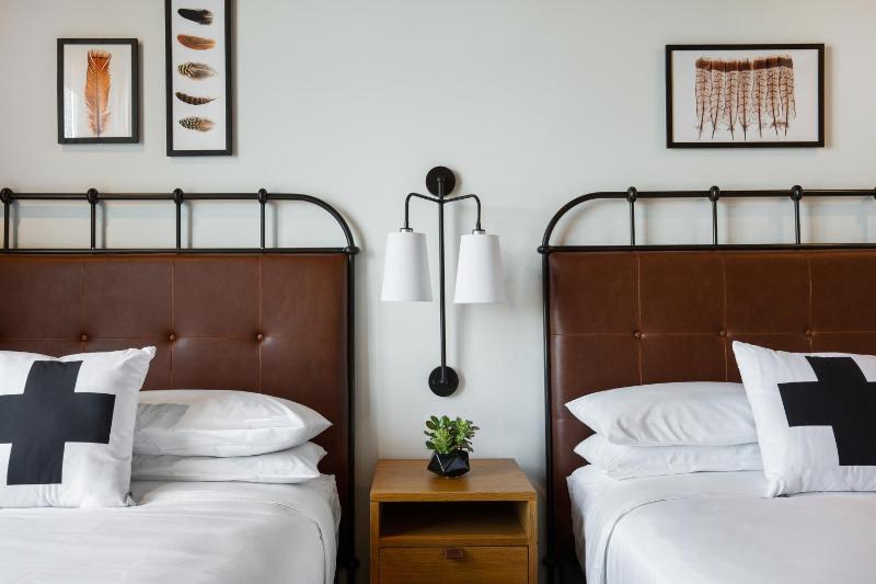 Queen room with 2 Queen Beds, Mountain View, Non-Smoking image 2