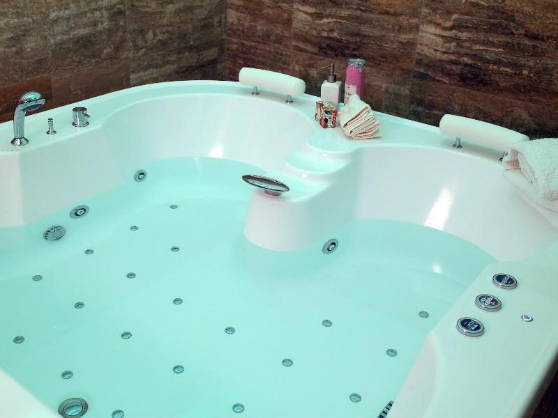 Suite with Spa Bath image 3