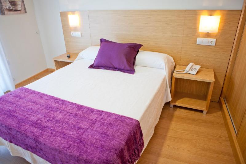 Double or Twin Room with Balcony image 4