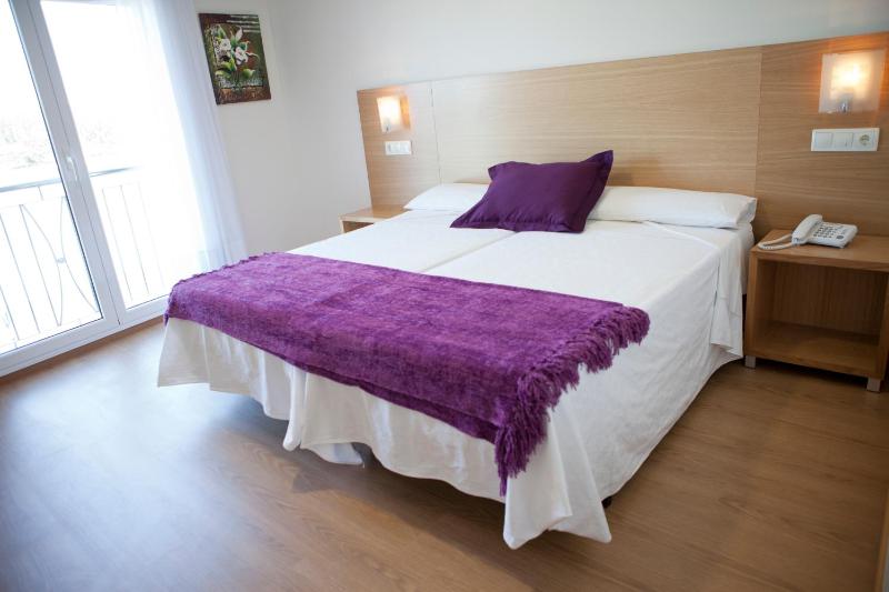 Double or Twin Room with Balcony image 3
