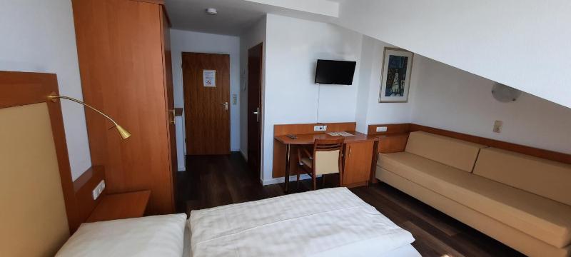 Double Room image 3
