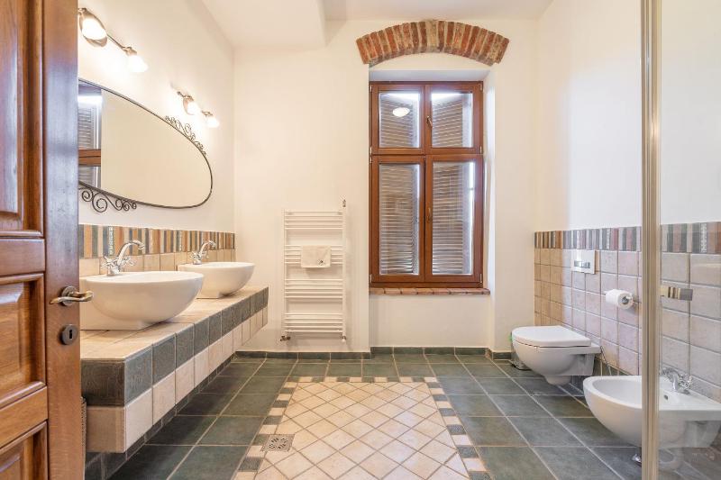 Deluxe Family Room image 4