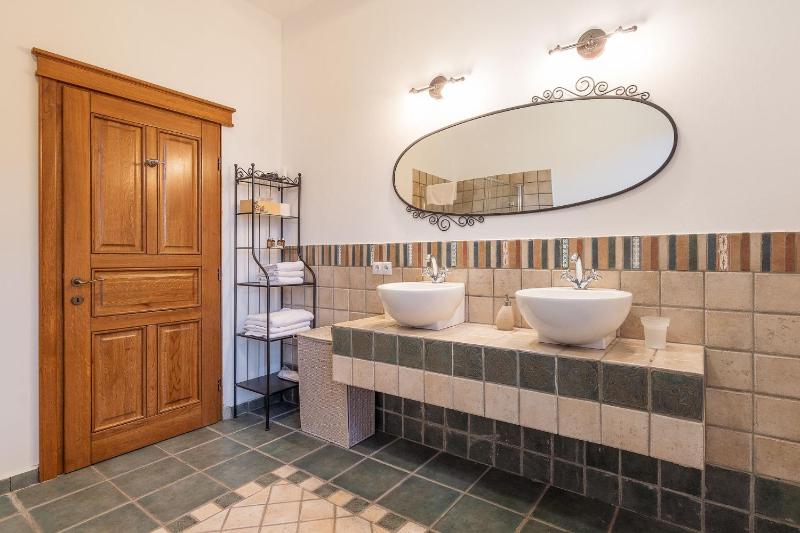 Deluxe Family Room image 3