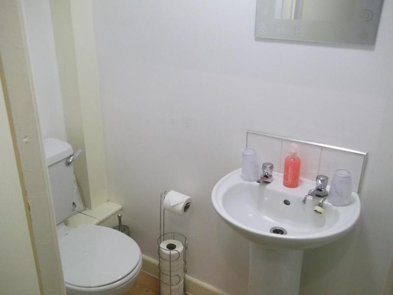 Twin Room with Private Bathroom image 4