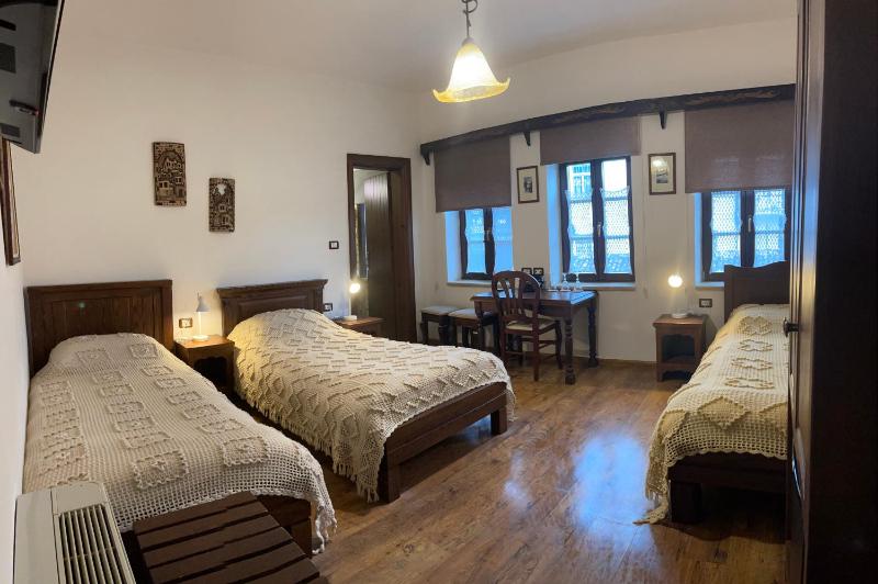 Standard Triple Room image 4