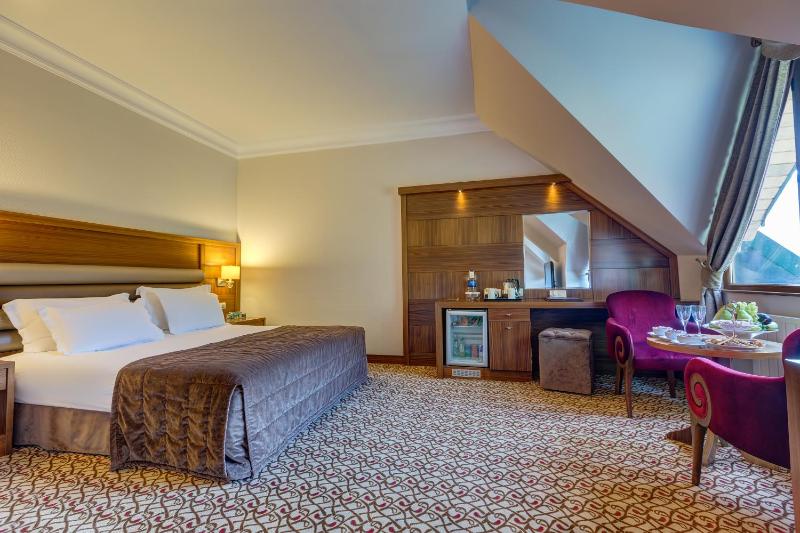 Deluxe Double Room with Mountain Side image 3