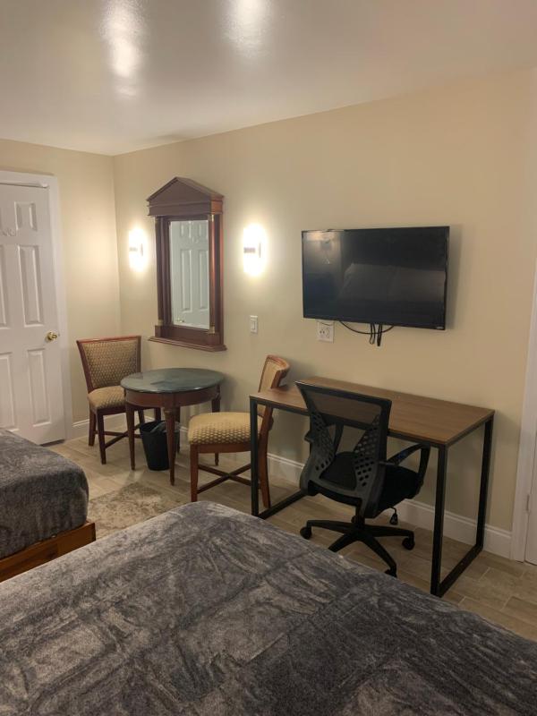 Deluxe Room with One Queen Bed and One Double Bed image 2