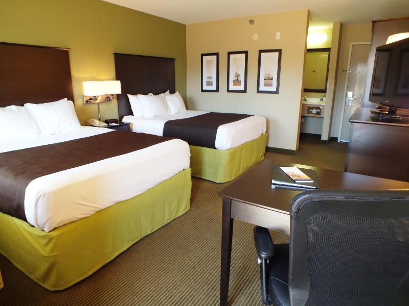 Queen Room with Two Queen Beds - Non-Smoking image 2