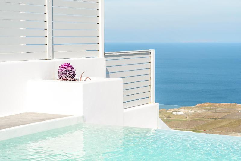 Superior Cave Suite with Private Pool & Sea View image 4