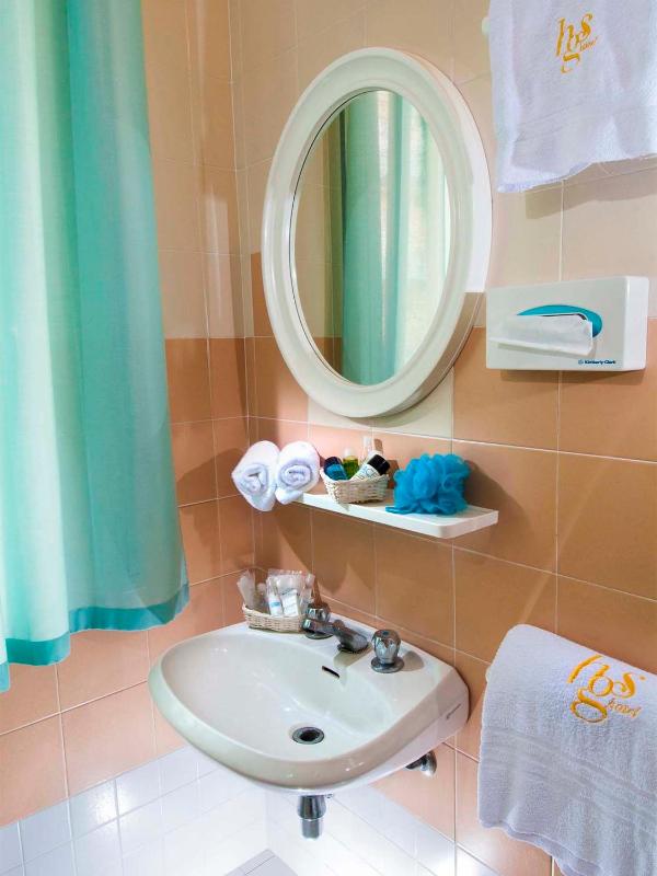 Quadruple Room with Balcony image 2