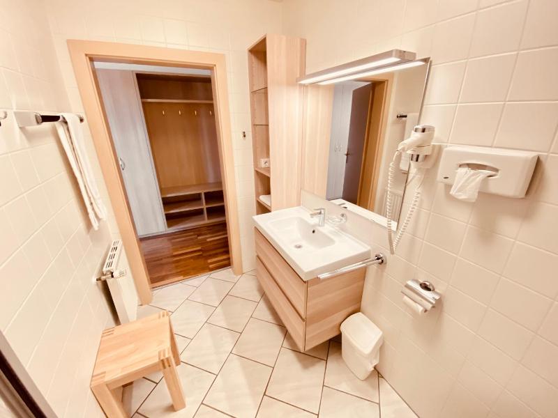 Economy Double Room image 3