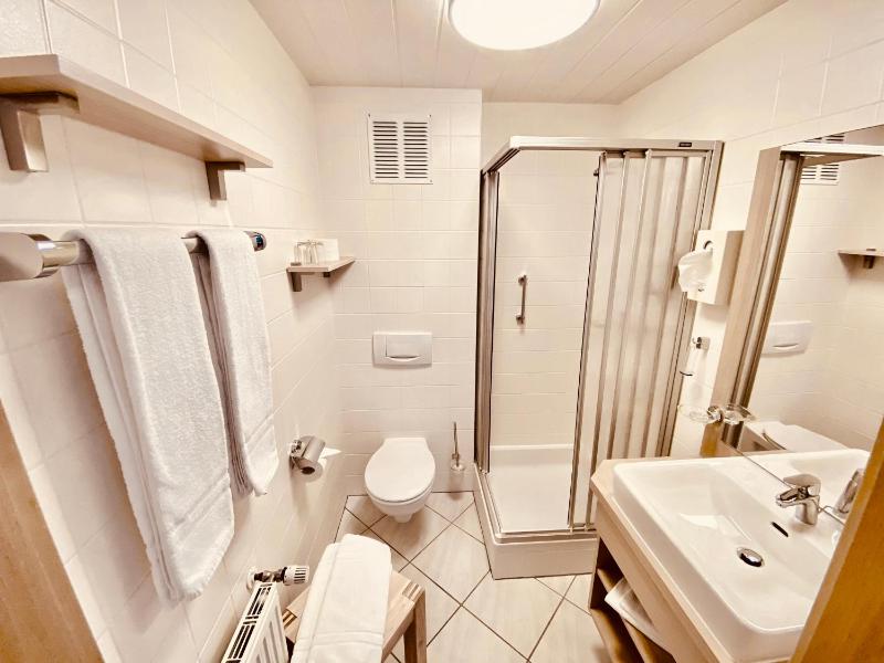 Standard Double Room image 3