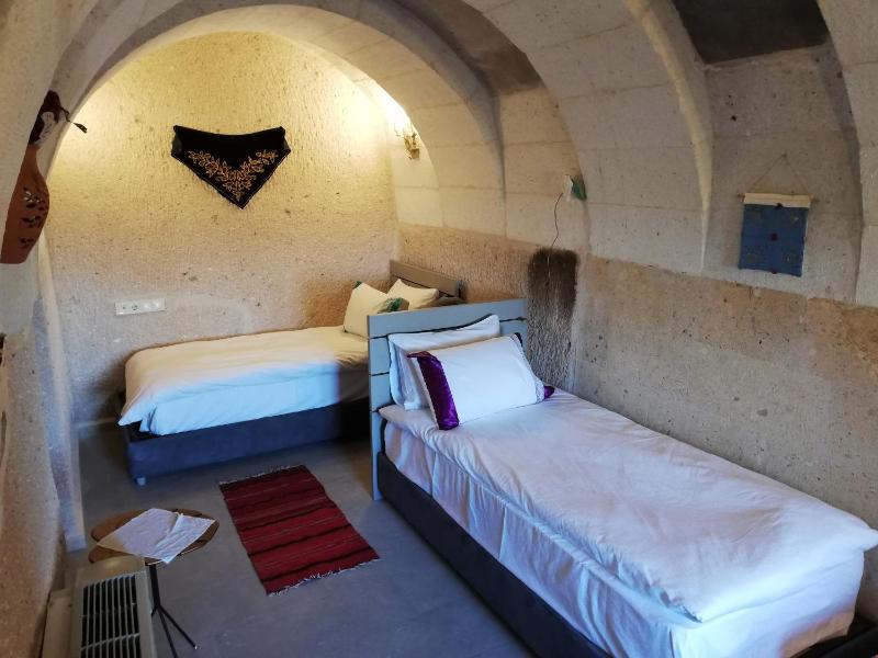 Small Twin Room image 3