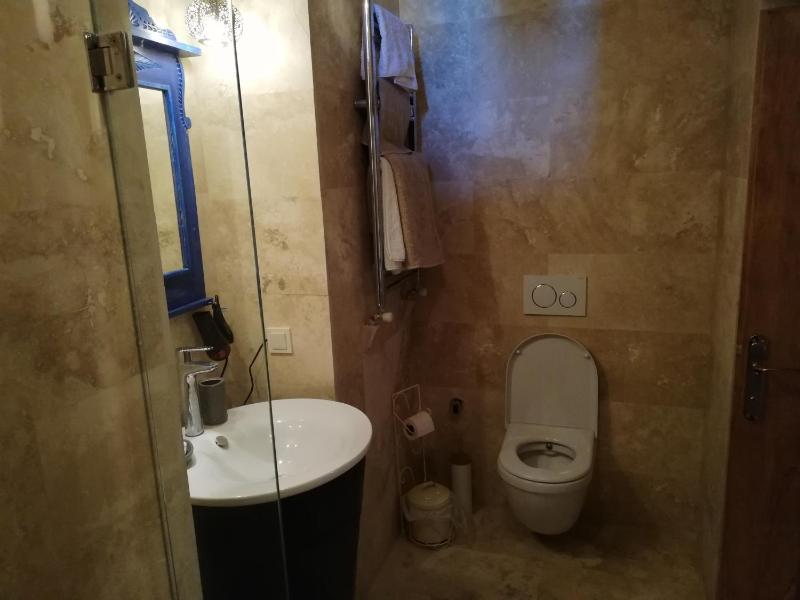Small Twin Room image 2
