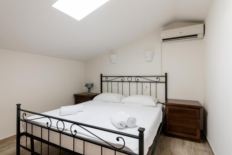 Small Double Room image 2