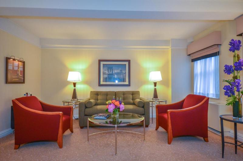 Executive Junior Queen Suite image 3