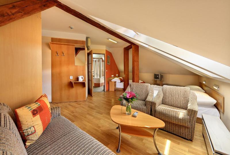 Classic Quadruple Room image 1