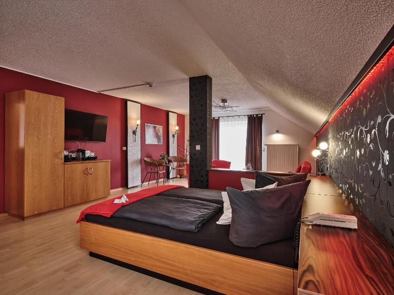 Deluxe Suite with Spa Bath image 1