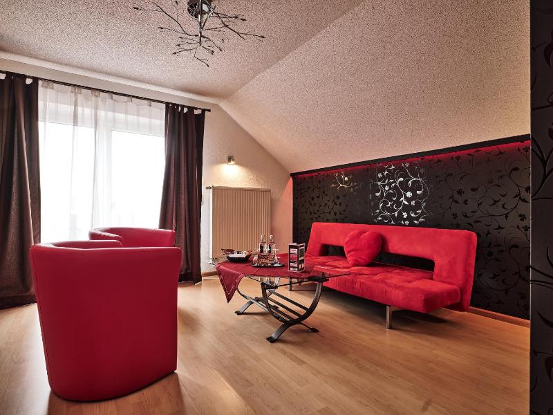 Deluxe Suite with Spa Bath image 3