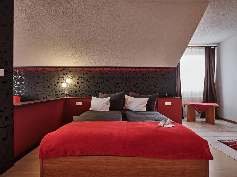 Deluxe Suite with Spa Bath image 4