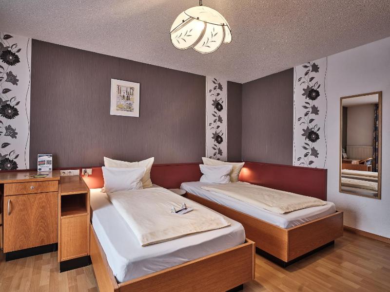 Business Twin Room image 3