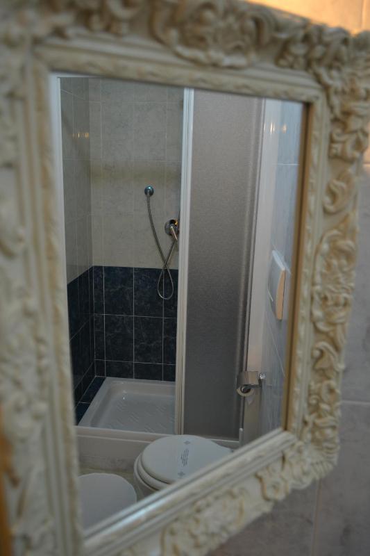 Double Room image 3