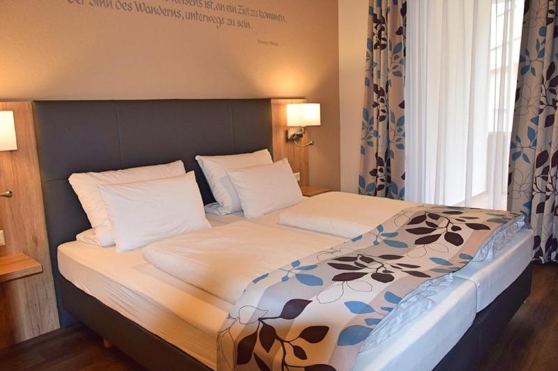 Double Room with Balcony image 2