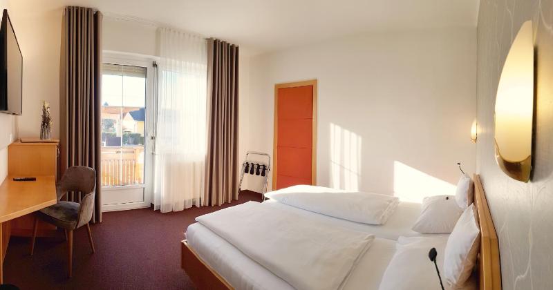 Double Room with Balcony image 2