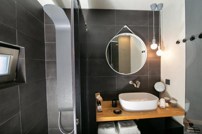 Premier Suite 2 with Outdoor Hot Tub image 3