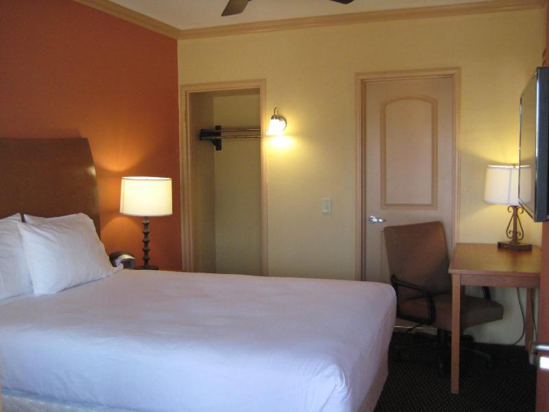 King Room - Non-Smoking image 4