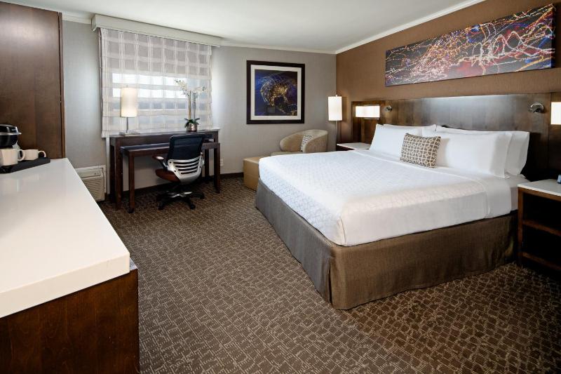 Premium King Room image 4