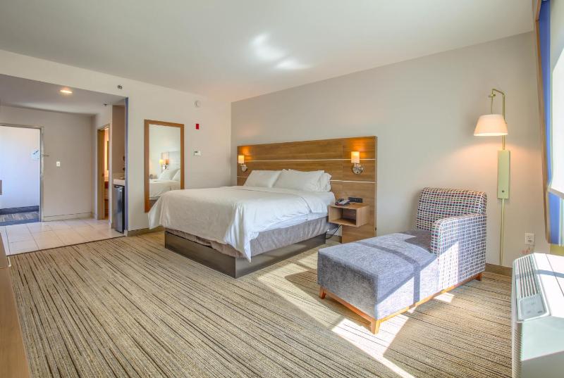 Standard King Room image 4