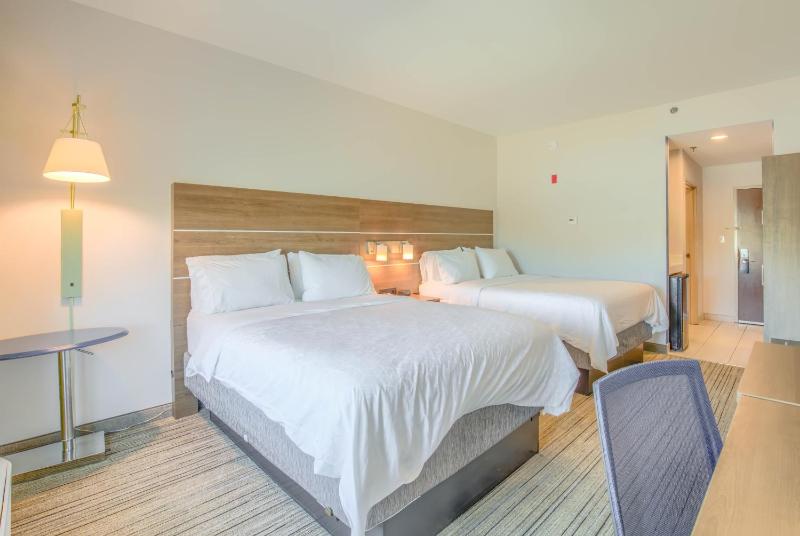 Queen Suite with Two Queen Beds image 4