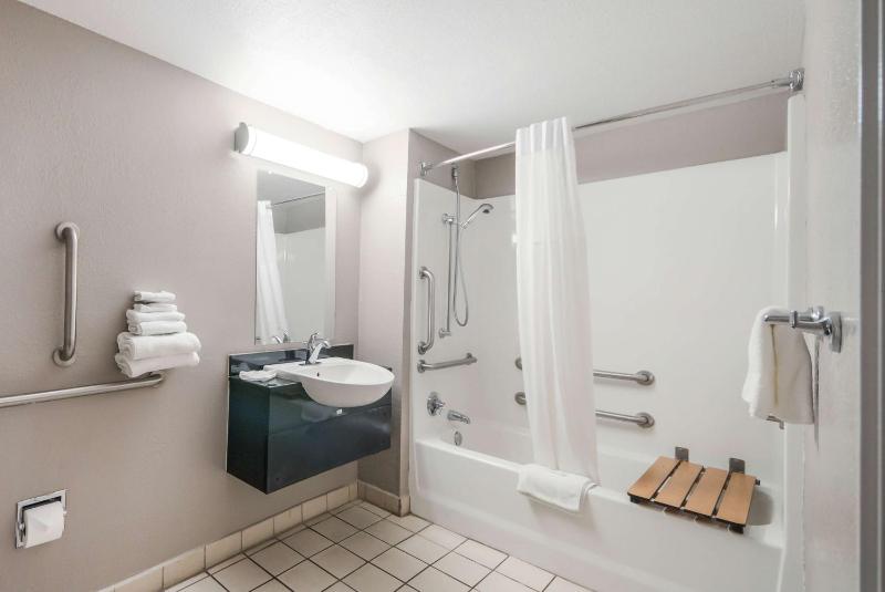 Queen Room with Two Queen Beds - Disability Access image 4