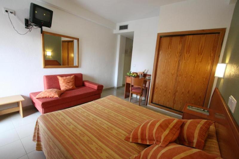 Room #9365120 image 1