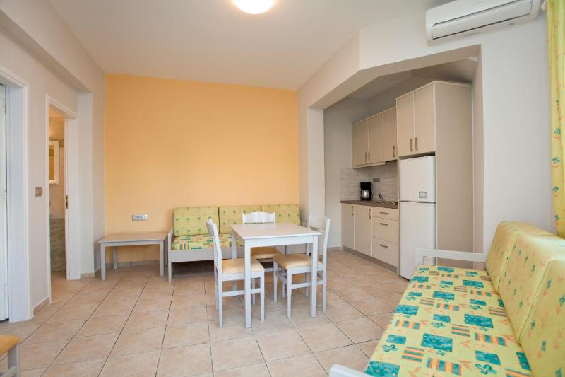 Superior One-Bedroom Apartment (4 Adults) image 2