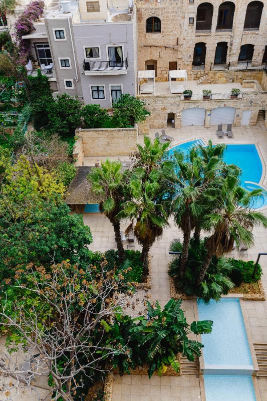 Deluxe Suite with Garden View image 2