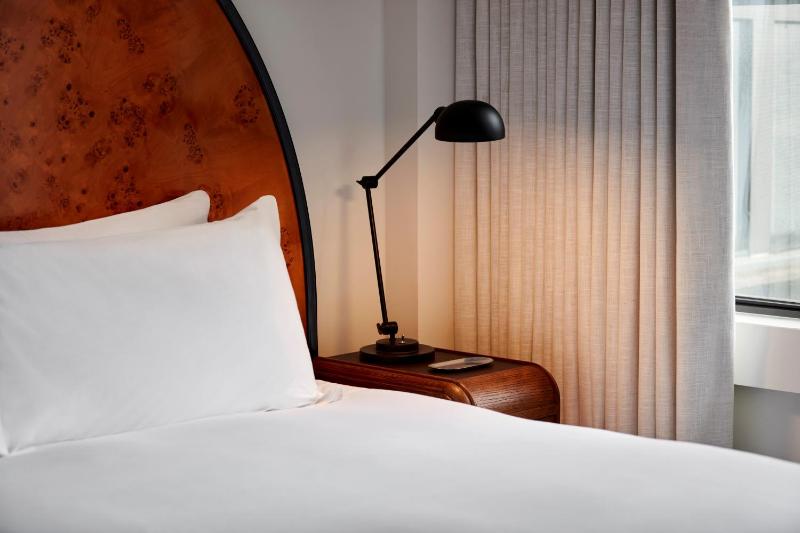 Deluxe King 1 Bed image 3