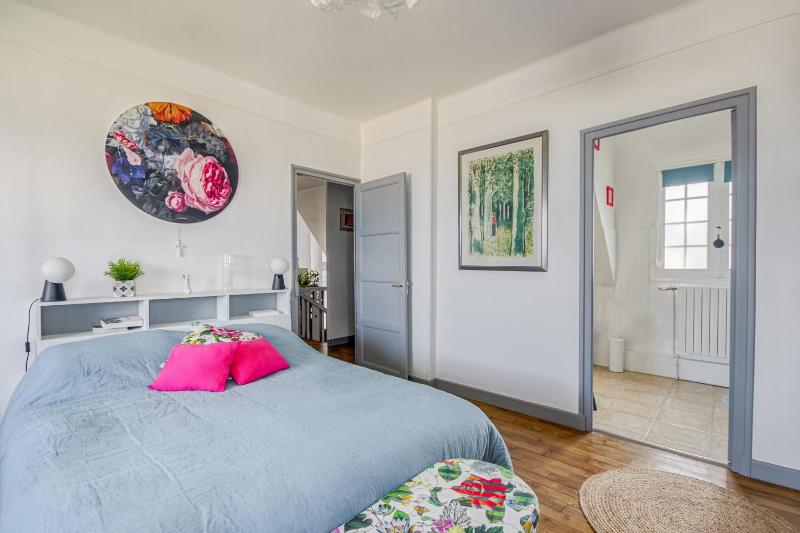 Six-Bedroom House image 4