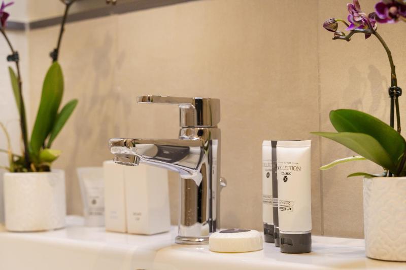 Deluxe Triple Room image 4