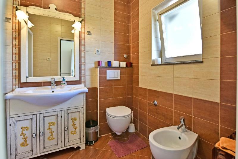 One-Bedroom Apartment image 3