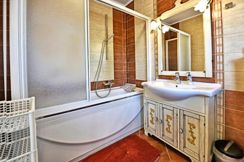 One-Bedroom Apartment image 2