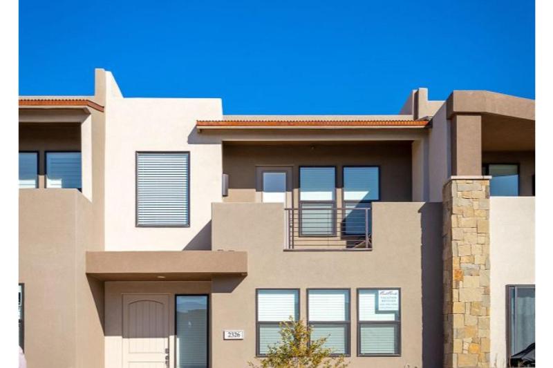 Three-Bedroom Townhouse image 1