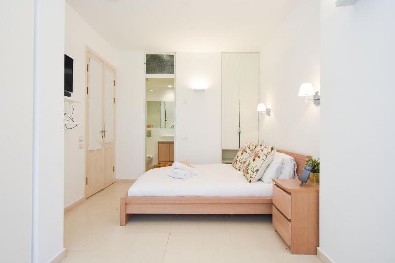 Spacious 3-BR Apartment by HolyGuest - image 3