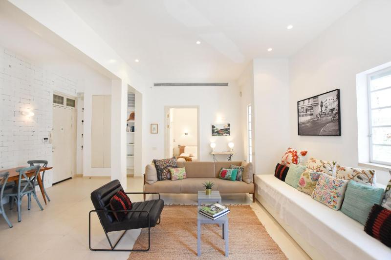 Spacious 3-BR Apartment by HolyGuest - image 11