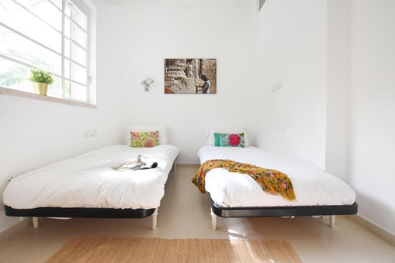 Spacious 3-BR Apartment by HolyGuest - image 15