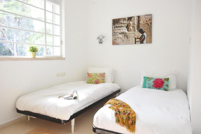 Spacious 3-BR Apartment by HolyGuest - image 6