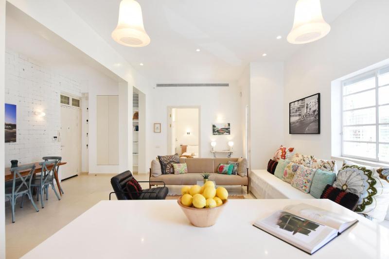 Spacious 3-BR Apartment by HolyGuest - image 14