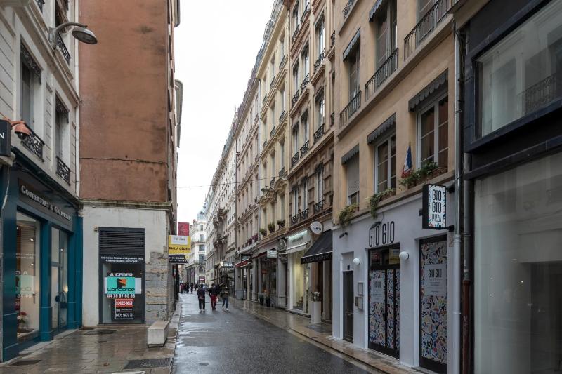 One-Bedroom Apartment image 4