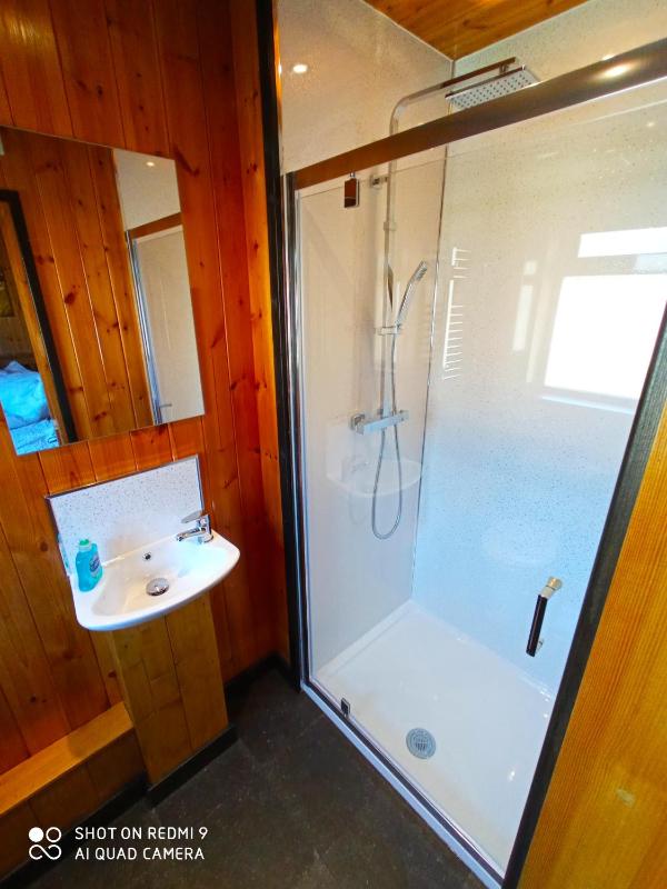 Apartment with Shower image 2